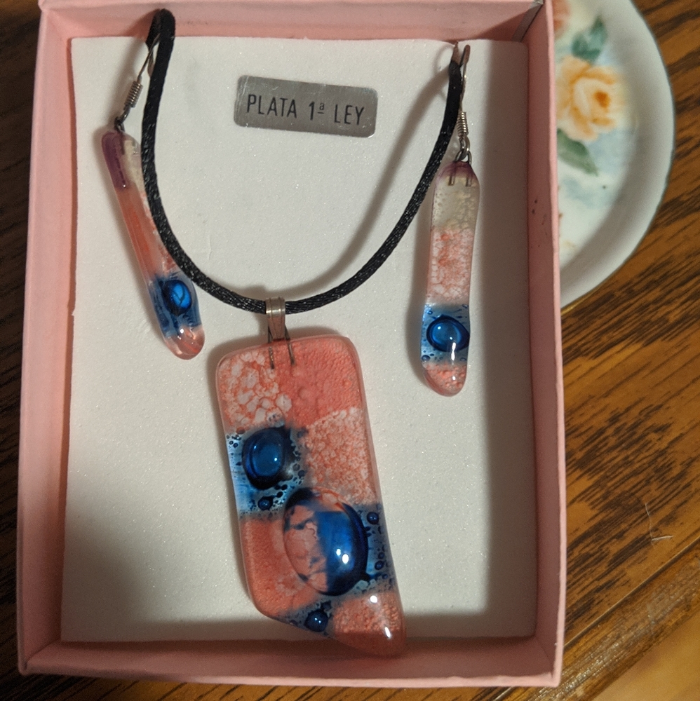 Necklace-earring set